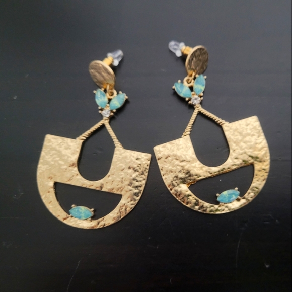 3/25 💖NWOT Photoshoot faux gold and crystal earrings - Picture 1 of 3